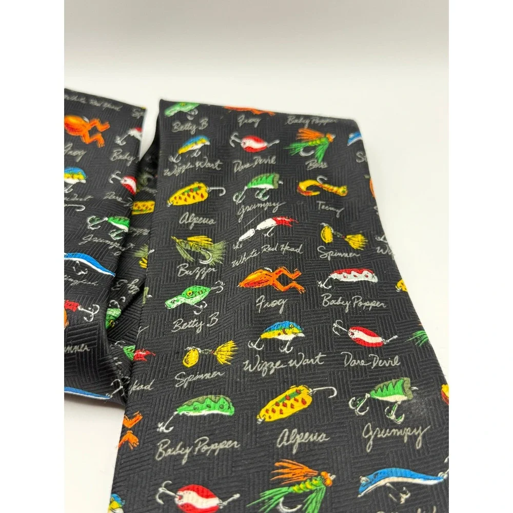 Addiction necktie features
